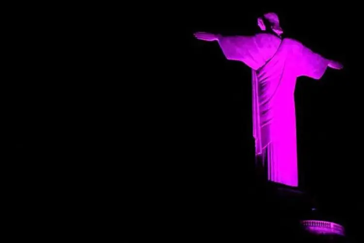 Cristo Redentor iluminado de lilás, em homenagem à sanção da Lei Maria da Penha (Fernando Frazão/ABr)