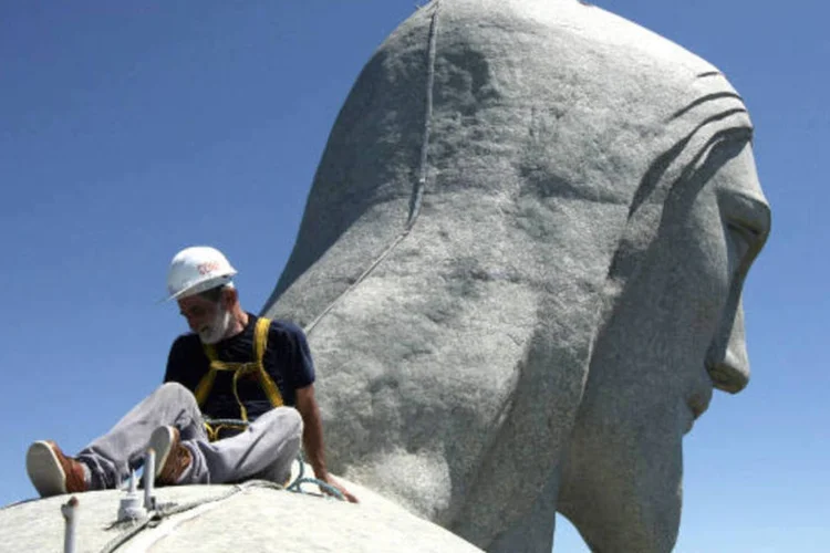 
	No Rio, homem faz conserto no Cristo Redentor: b&ecirc;n&ccedil;&atilde;o marcou o in&iacute;cio do restauro e manuten&ccedil;&atilde;o da est&aacute;tua, cujo investimento &eacute; de R$ 1,9 milh&otilde;es
 (REUTERS/Severino Silva/Agencia O Dia)