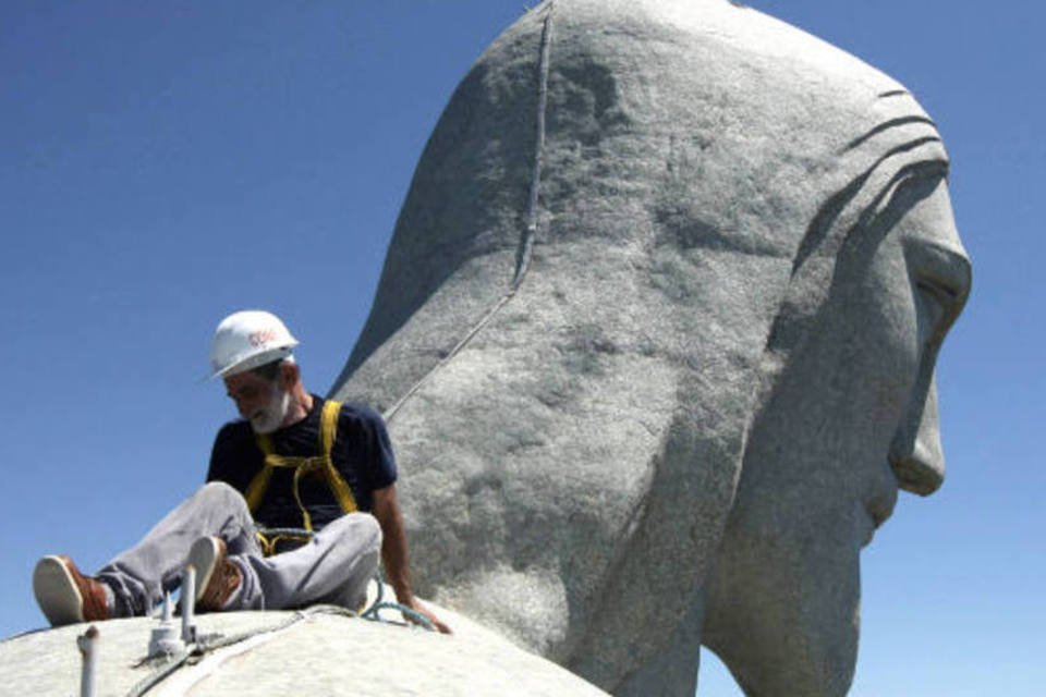 Dom Orani abençoa operários alpinistas do Redentor