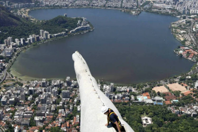 
	Funcion&aacute;rio trabalha em reparo do Cristo Redentor, no Rio de Janeiro
 (REUTERS/Severino Silva/Agencia O Dia)