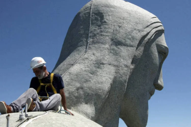
	Funcion&aacute;rio inicia reparo no Cristo Redentor: a reforma vai se centrar nas m&atilde;os e na cabe&ccedil;a da est&aacute;tua (REUTERS/Severino Silva/Agencia O Dia)