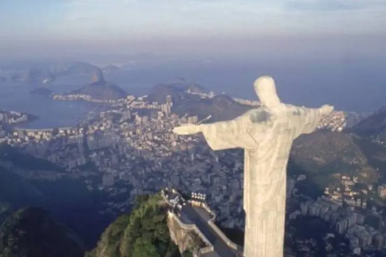 Cristo Redentor, no mirante do Morro do Corcovado, abençoando o Rio de Janeiro. Uma visão inesquecível da Cidade Maravilhosa (Oscar Cabral/Veja)
