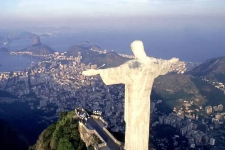 
	Cristo Redentor: o Cristo tem prote&ccedil;&atilde;o especial contra raios na cabe&ccedil;a do monumento e descarga de ontem atingiu superficialmente a pedra sab&atilde;o da parte da m&atilde;o
 (Oscar Cabral/Veja)