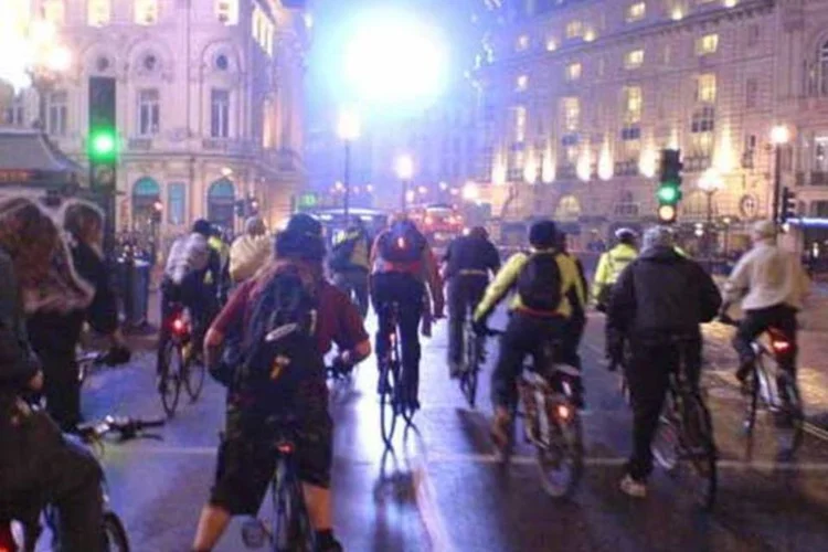 O movimento de cicloativismo Critical Mass, durante passeio em Londres na última sexta-feira (27) (Reprodução /Critical Mass UK)