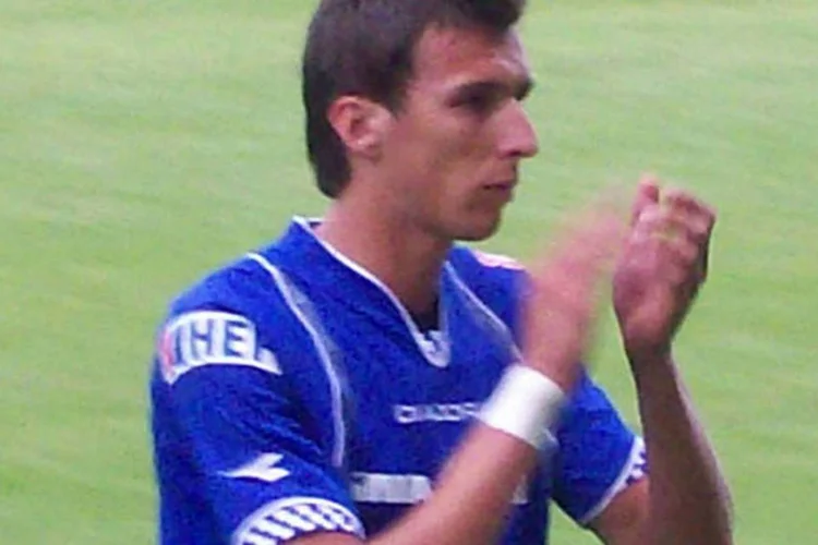 
	Mario Mandzuikc, meio-campista da sele&ccedil;&atilde;o da Cro&aacute;cia: sele&ccedil;&atilde;o aposta no poderio dos atacantes Mandzukic e Olic, que costumam infernizar a vida de zagueiros advers&aacute;rios
 (Wikimedia Commons)