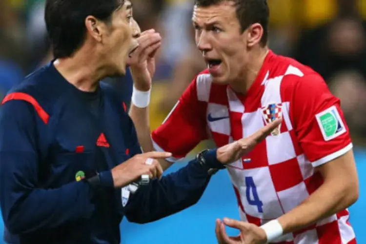
	O croata Ivan Perisic reclama com o &aacute;rbitro Yuichi Nishimura no jogo contra o Brasil
 (Getty Images)
