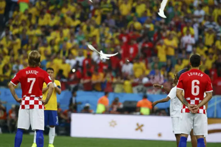 Croatas observam pombas brancas, antes de partida contra o Brasil (Damir Sagolj / Reuters)