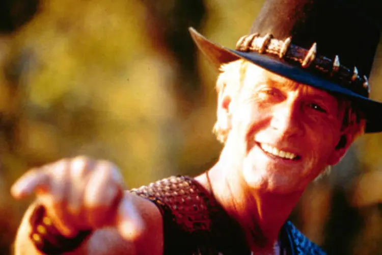 O antor Paul Hogan interpretando o personagem Crocodilo Dundee (Getty Images/Arquivo)