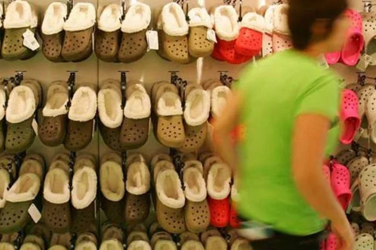 
	Homem passa por cal&ccedil;ados da Crocs: presidente-executivo da companhia, John McCarvel, planeja se aposentar em abril e tamb&eacute;m vai desistir de seu assento no conselho da Crocs
 (Getty Images)
