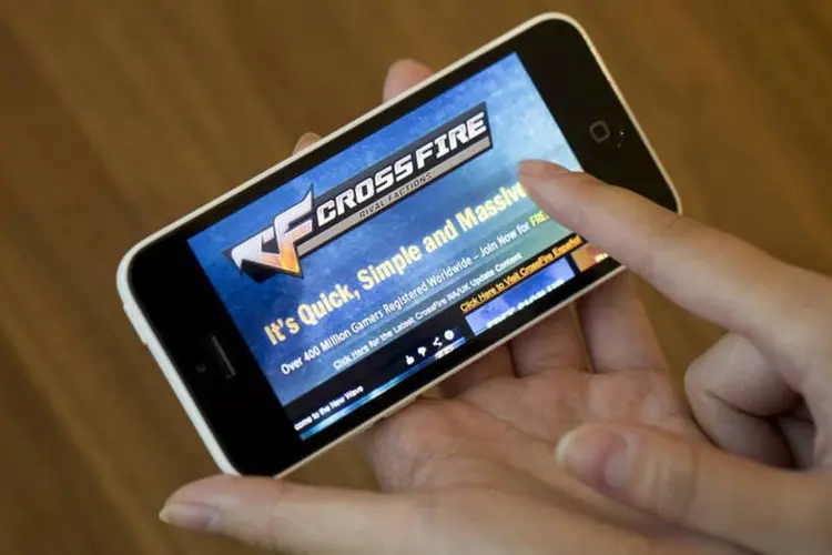 CrossFire, jogo desenvolvido pela SmileGate e distribuído da Tencent, em um iPhone 5c (Brent Lewin/Bloomberg)