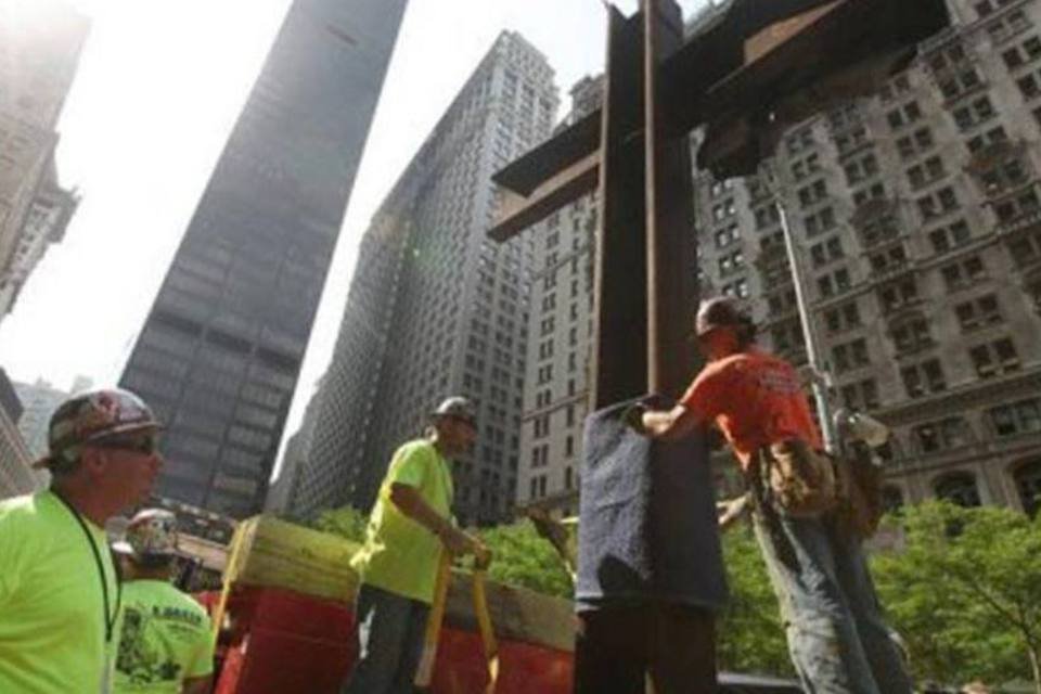 A polêmica cruz é feita com o material das duas torres (AFP/Getty Images/Mario Tama)