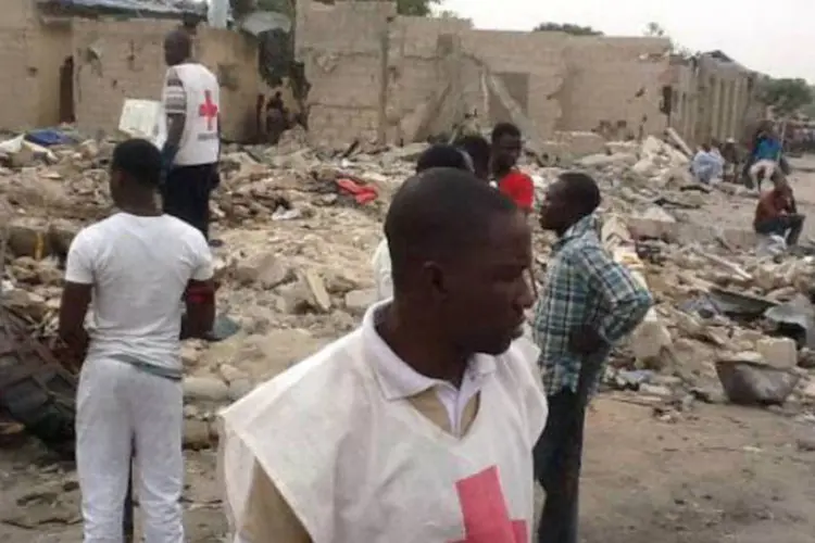 Membros da Cruz Vermelha trabalham no local de um ataque do Boko Haram na Nigéria: último fim de semana foi um dos mais sangrentos no norte da Nigéria (Stringer/AFP)