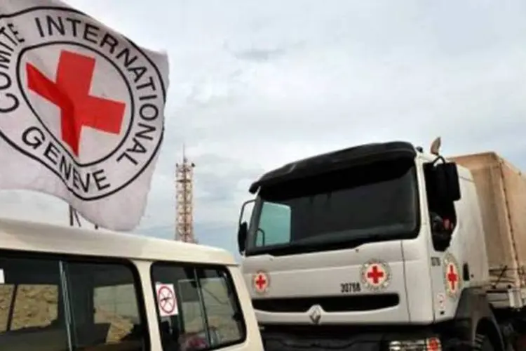 Caminhões com ajuda humanitária da Cruz Vermelha: neste momento, o CICV tem 50 pessoas trabalhando na Síria, às quais é preciso somar centenas de voluntários (Aris Messinis/AFP)