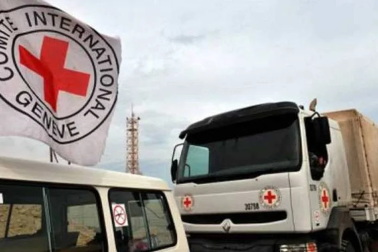 
	Caminh&otilde;es com ajuda humanit&aacute;ria da Cruz Vermelha
 (Aris Messinis/AFP)