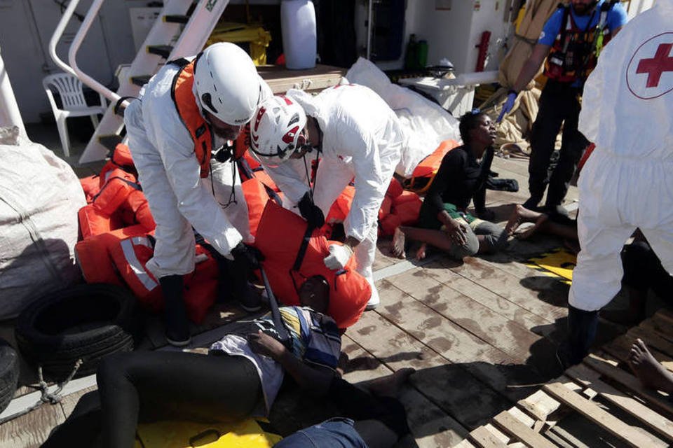 Cruz Vermelha resgata mais de 100 imigrantes do Mediterrâneo
