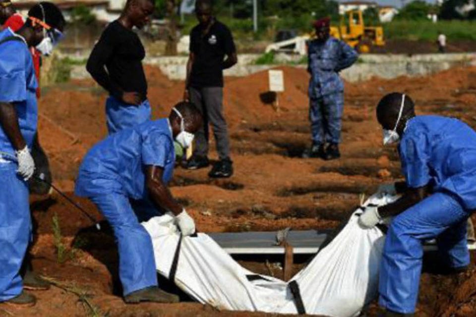 
	Funcion&aacute;rios da Cruz Vermelha enterram corpo de v&iacute;tima do v&iacute;rus ebola, em Serra Leoa
 (Francisco Leong/AFP)