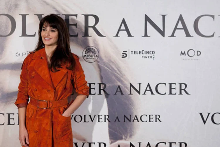 
	Pen&eacute;lope Cruz: atriz foi nomeada ao Goya de melhor atriz por sua atua&ccedil;&atilde;o em &quot;Volver a Nacer&quot; e afirmou que viagem da Espanha para os Estados Unidos era muito longa dado o seu estado
 (Pablo Blazquez Dominguez/Getty Images)