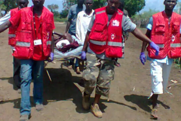 Cruz Vermelha do Quênia carrega ferido em conflito tribal: "Alguns dos mortos são crianças e mulheres. Foi um ataque brutal", declarou um policial à rádio local "Capital FM" (REUTERS)