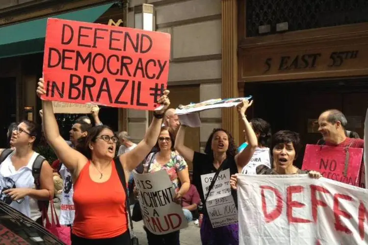 Manifestantes protestam contra Temer em frente ao hotel em que o presidente está hospedado em Nova York (Reprodução/Twitter/BrazilDemocracy)