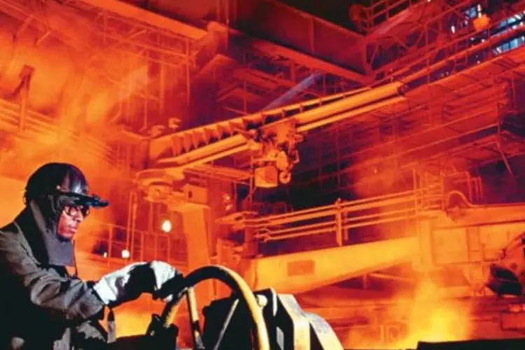 
	Funcion&aacute;rio da CSN no setor de aciaria, que produz o ferro-gusa: empresa prev&ecirc; vendas de 44 milh&otilde;es de toneladas de min&eacute;rio de ferro em 2014
 (Divulgação)