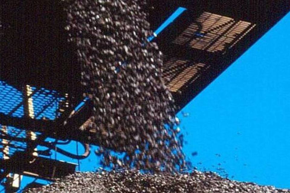 CSN vê venda de minério de ferro e aço crescer em 2012