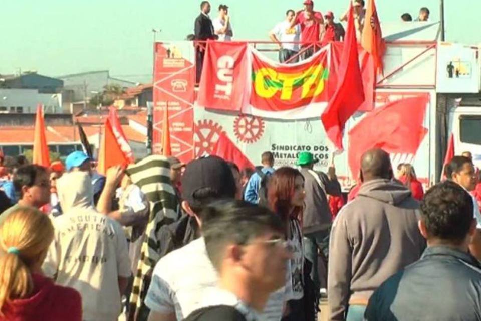 Sindicatos saem às ruas em protestos com incidentes isolados