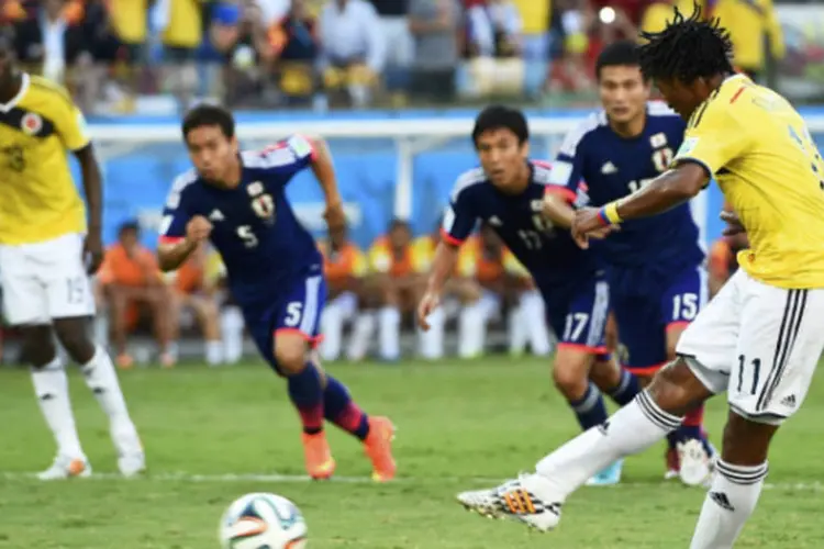
	Colombiano Juan Quadrado chuta: Col&ocirc;mbia decide com Brasil vaga para semifinais da Copa
 (Dylan Martinez/Reuters)