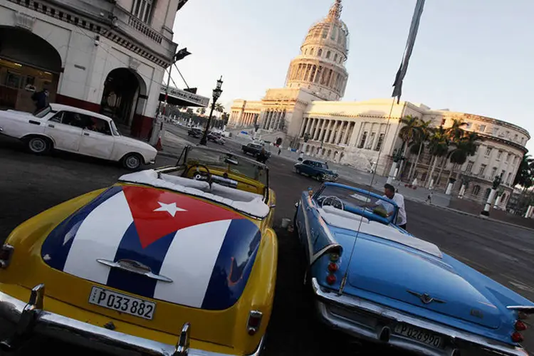 
	Cuba: na capital, os turistas costumam ficar deslumbrados com os carros antigos que circulam pelas ruas desde antes dos embargos continentais
 (REUTERS/Enrique De La Osa)