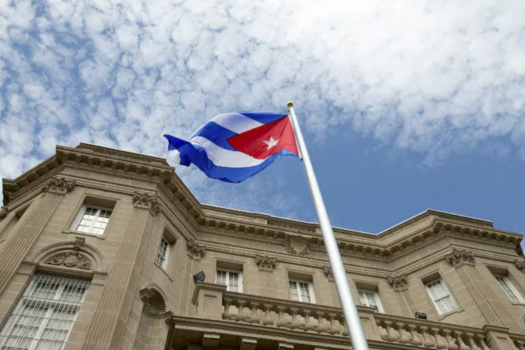 
	Bandeira de Cuba em Washington: os imigrantes &ldquo;que, na realidade, s&atilde;o de origem cubana&rdquo;, pretendiam chegar &agrave; Am&eacute;rica Central por meio de pequenas viagens mar&iacute;timas, at&eacute; entrar nos Estados Unidos
 (Andrew Harnik/Reuters)