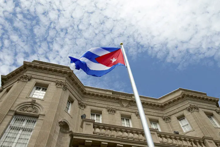 
	Bandeira de Cuba &eacute; vista na embaixada do pa&iacute;s em Washington, Estados Unidos
 (Andrew Harnik/Pool/Reuters)