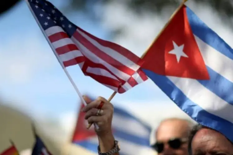 
	Bandeiras de Estados Unidos e Cuba: n&uacute;mero representa aumento de 78% em rela&ccedil;&atilde;o ao mesmo per&iacute;odo do ano passado, quando entraram no pa&iacute;s 15.341 cubanos
 (Joe Raedle/AFP)