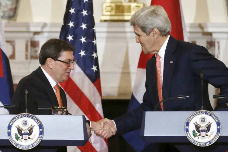 
	O chanceler de Cuba, Bruno Rodr&iacute;guez (E), e o secret&aacute;rio de Estado dos Estados Unidos, John Kerry: esta &eacute; a terceira vez em que os chefes da diplomacia se encontram
 (Jonathan Ernst/Reuters)