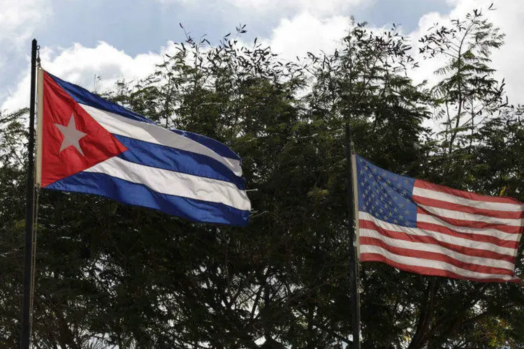 
	Bandeiras de Cuba (E) e Estados Unidos em Havana: na sexta, os tr&ecirc;s ex-marines estar&atilde;o junto a Kerry na cerim&ocirc;nia de hasteamento da bandeira
 (Enrique De La Osa/Reuters)