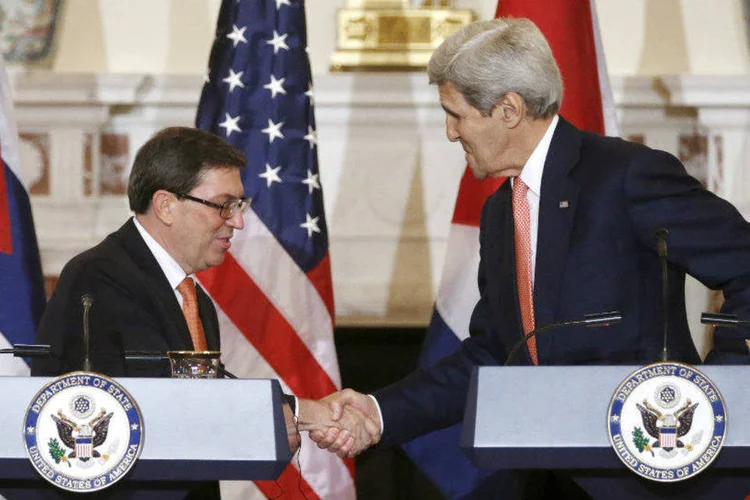 O chanceler de Cuba, Bruno Rodríguez (E), e o secretário de Estado dos Estados Unidos, John Kerry (Jonathan Ernst/Reuters)