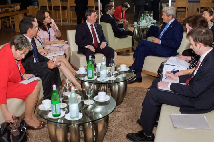 
	Secret&aacute;rio de Estado norte-americano John Kerry e chanceler cubano Bruno Rodr&iacute;guez, ao lado de assessores
 (REUTERS/Departamento de Estado dos EUA/Divulgação)