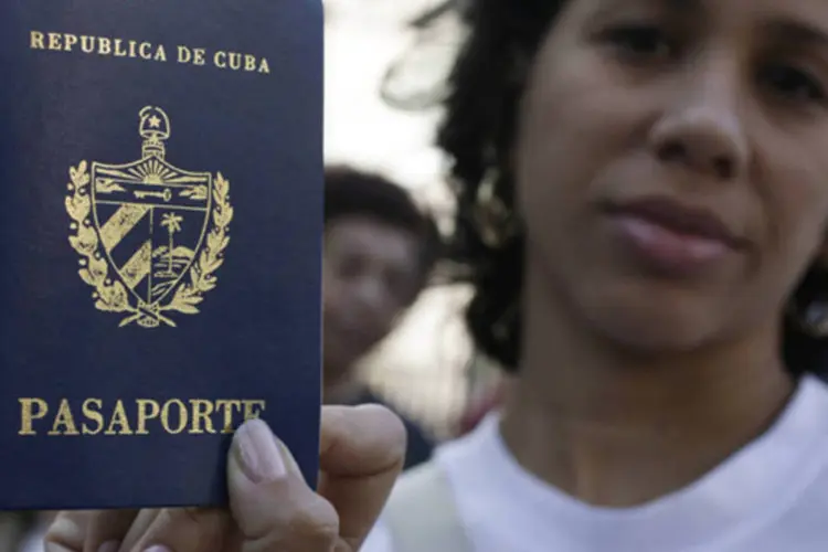 
	Mulher mostra seu novo passaporte em Havana: Cuba liberalizou as restri&ccedil;&otilde;es de viagem no in&iacute;cio do ano, tornando-se mais f&aacute;cil e menos caro para seus cidad&atilde;os viajar e voltar para casa
 (REUTERS/Enrique De La Osa)