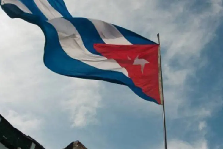 
	Bandeira de Cuba: durante perman&ecirc;ncia no pa&iacute;s, estrangeiros &quot;podem realizar as atividades pr&oacute;prias do turismo e de neg&oacute;cios, devidamente autorizadas pela legisla&ccedil;&atilde;o vigente&quot; (AFP)
