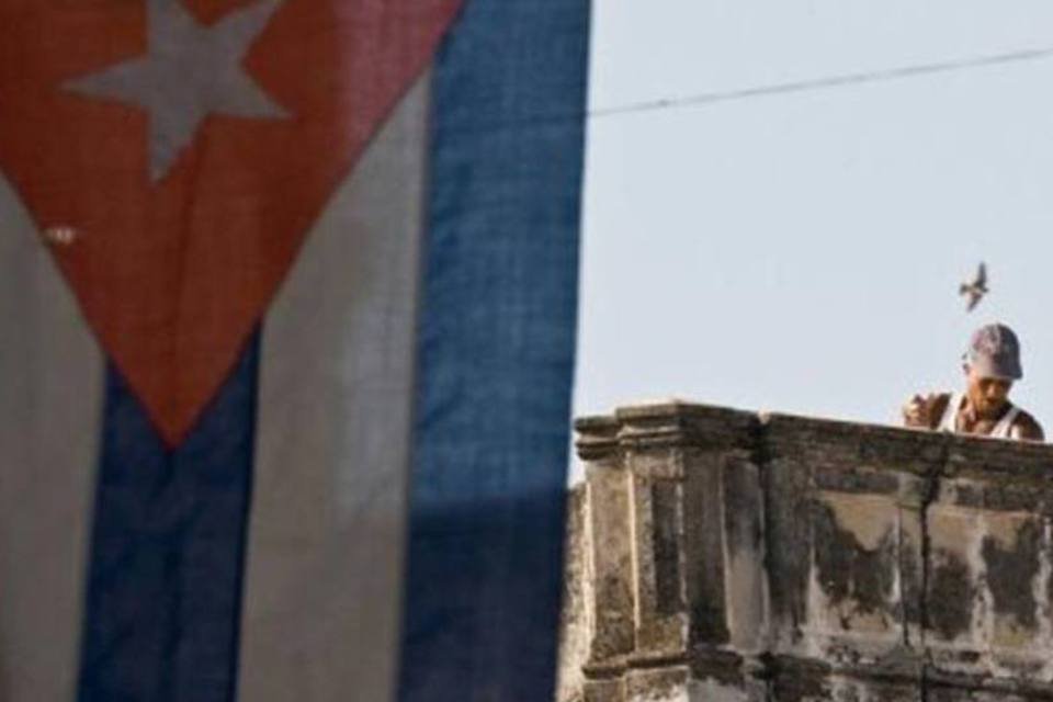 Dissidente cubana se exila nos EUA ao lado da família