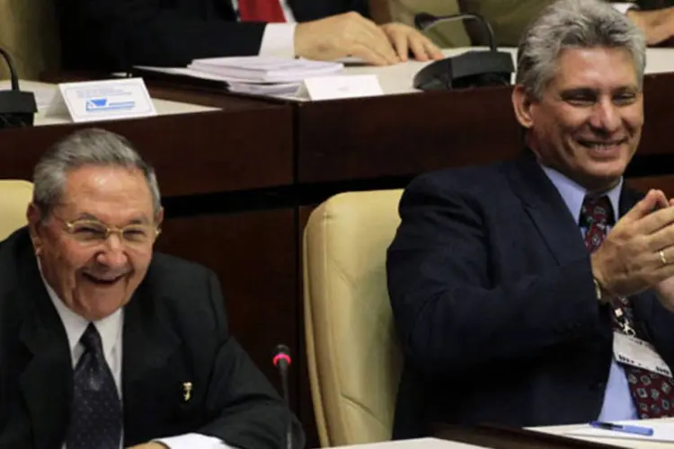 O presidente cubano, Raúl Castro, ao lado do recém-eleito vice-presidente Miguel Díaz-Canel Bermúdez, em 24 de fevereiro de 2013 (Desmond Boylan / Reuters/Reuters)