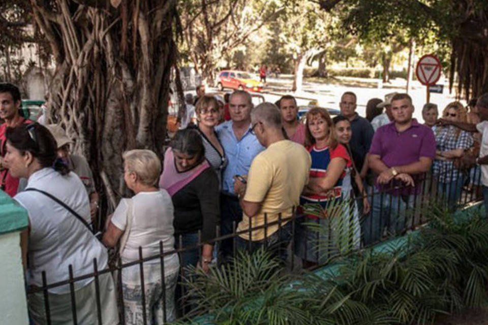 Cubanos fazem fila para tirar passaporte