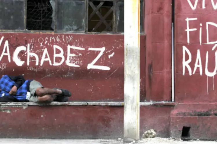 
	Um homem sem-teto dorme em rua de Havana, em Cuba
 (REUTERS/Enrique de la Osa)