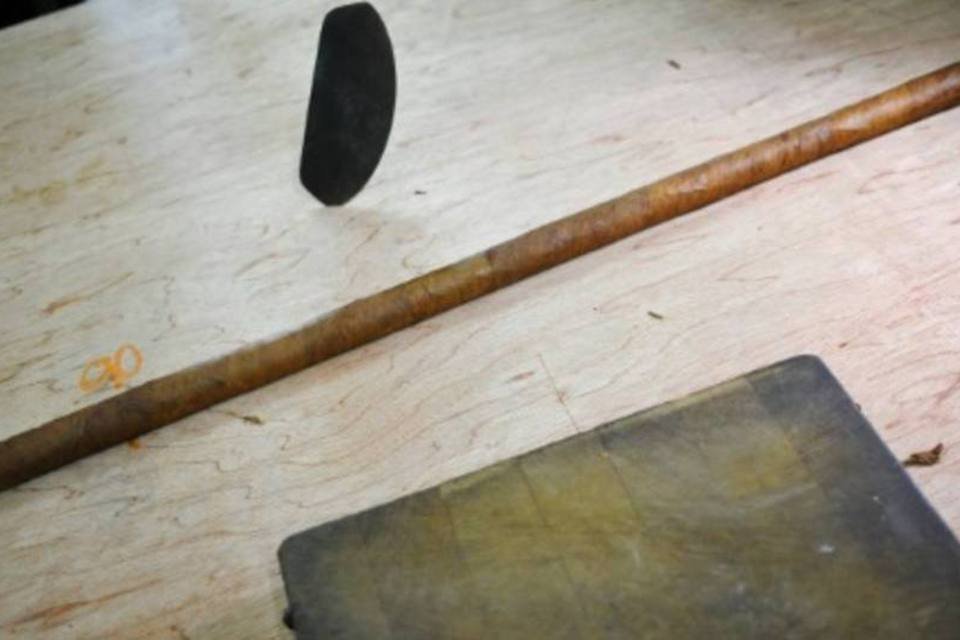 Cubano produz charuto de 90 metros pelos 90 anos de Fidel