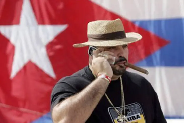 Cubano-americano em Miami: esta não é a primeira empresa da Flórida a oferecer o serviço a Cuba, mas é a primeira, em décadas, a oferecer um serviço semanal regular (©AFP/Archivo / Roberto Schmidt)