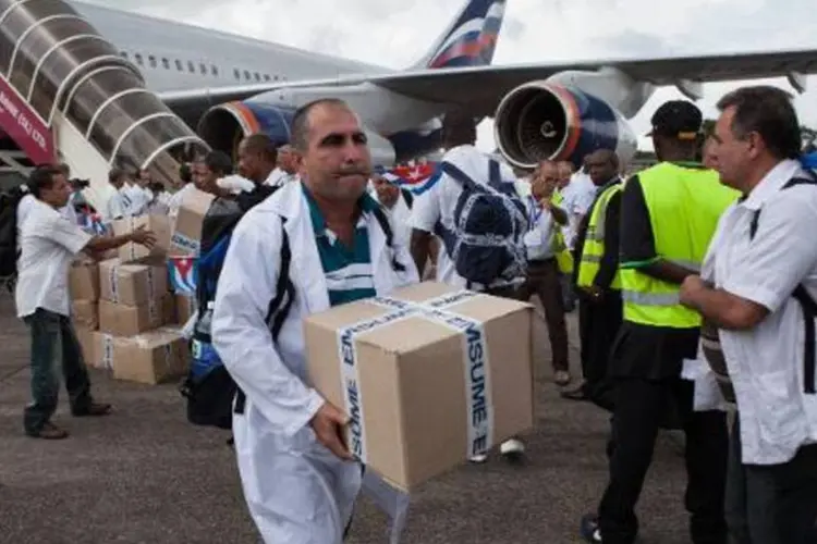Equipe de 165 médicos cubanos chega ao aeroporto de Freetown para ajudar no combate ao ebola (Florian Plaucheur/AFP)