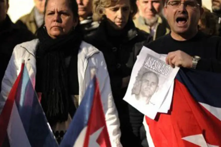 Cubanos protestam em Madri após a morte do dissidente Wilmar Villar, em janeiro de 2012
 (Pedro Armestre/AFP)
