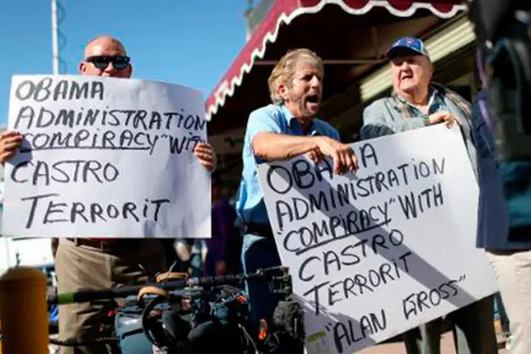 Cubanos que moram em Miami protestam contra o anúncio de Barack Obama
 (Joe Raedle/AFP)