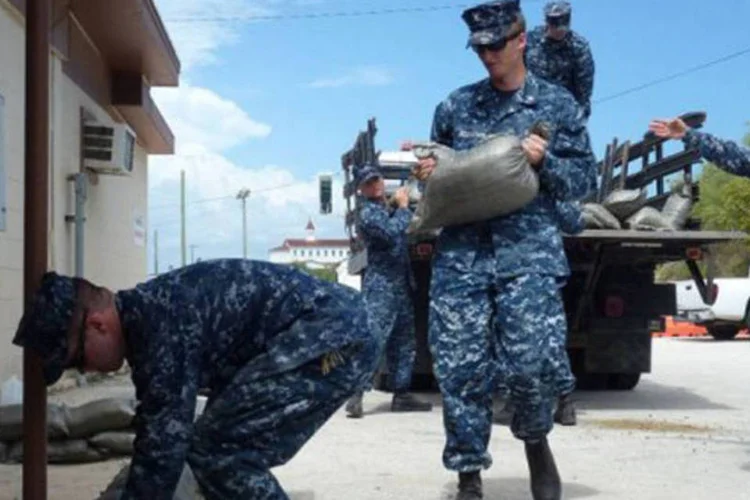 Militares protegem a base de Guantánamo com sacos de areia: a tempestade tropical Isaac continua aumentando de força enquanto se aproxima da ilha Hispaniola (©AFP / Mathieu Rabechault)