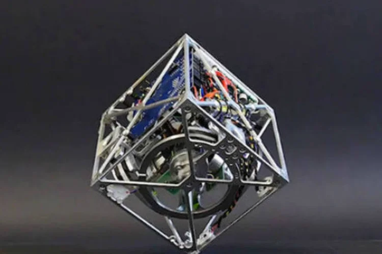 Cubo: equipamento robótico criado por cientistas na Suíça é capaz de se movimentar sozinho e funciona com sensores (Divulgação)