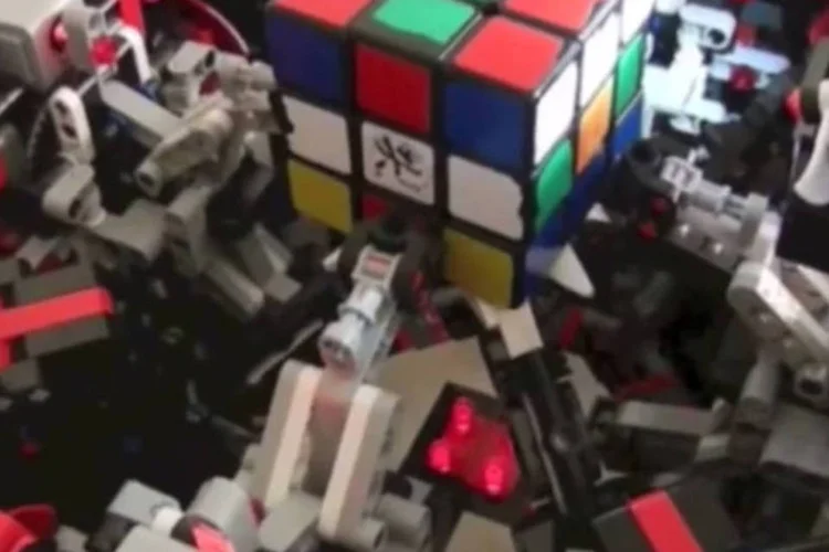 Imagem do CubeStormer 3 (Reprodução/YouTube)