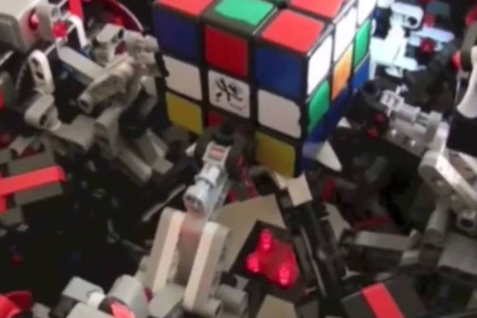 Robô de LEGO resolve cubo mágico em menos de três segundos